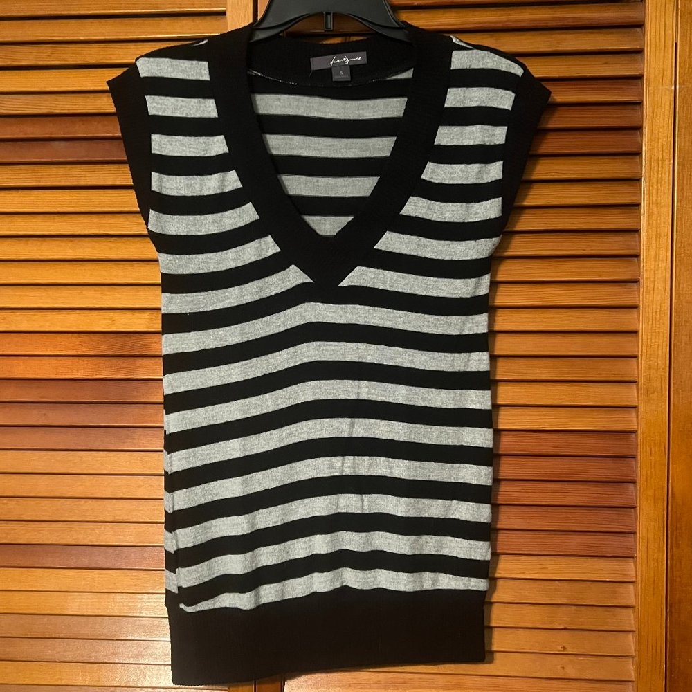 Women's Forever 21 Grey and Black Striped V-Neck Sweater Vest - Size S - CB23034